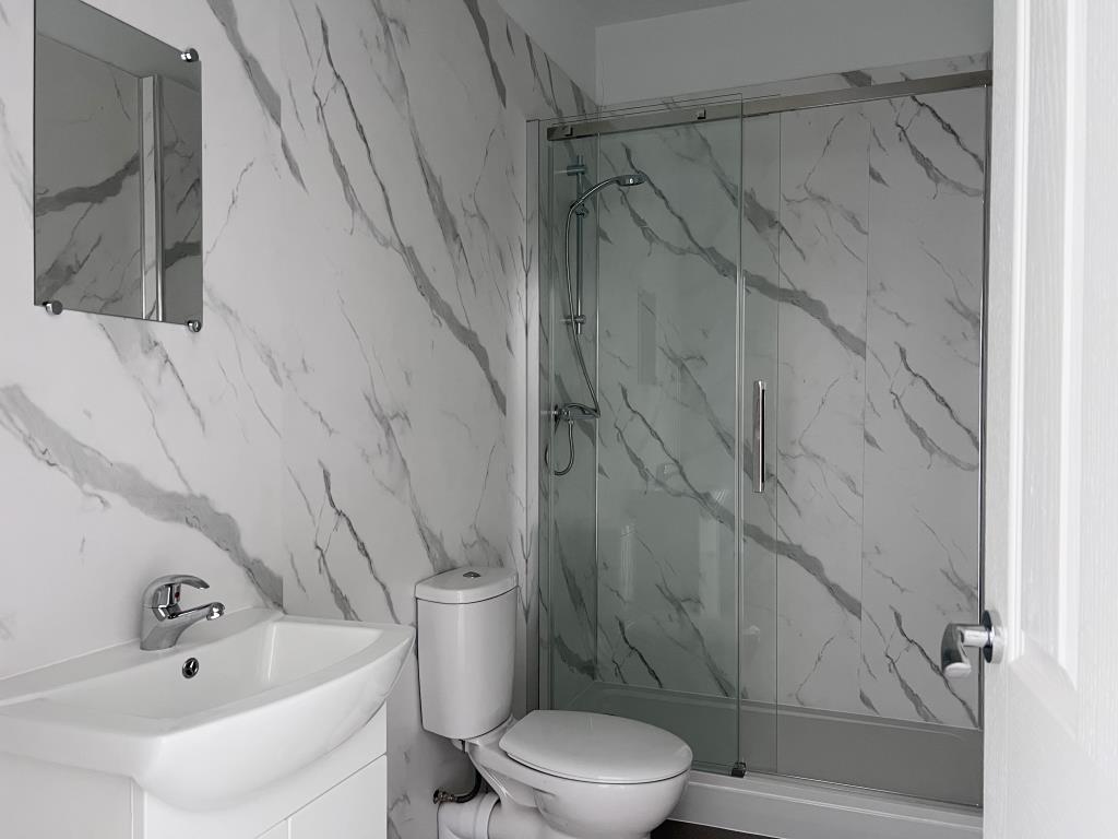 Lot: 145 - THREE-BEDROOM MAISONETTE - En-suite with walk in shower